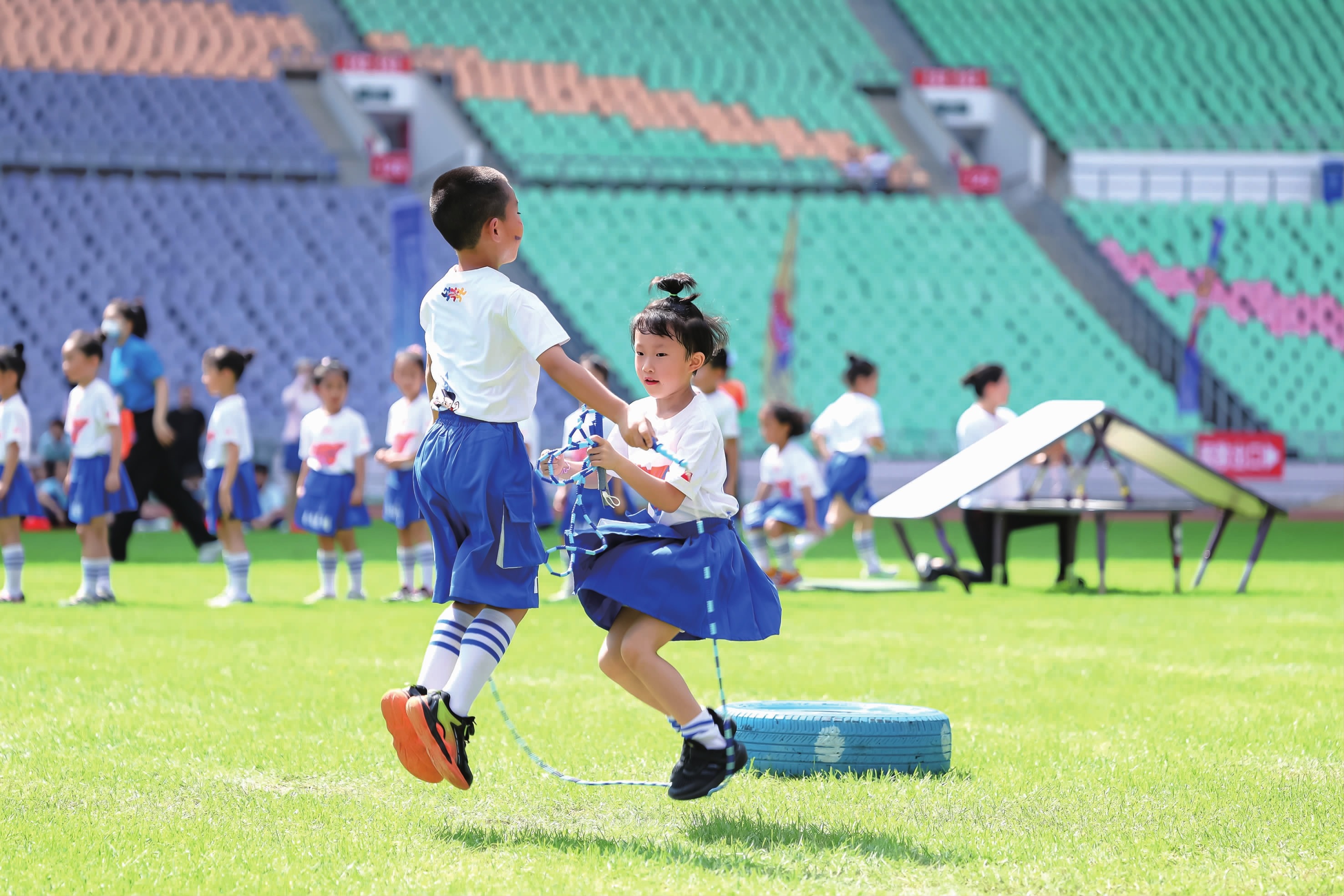 库里对阵快船上脚了坎迪斯帕克的Crazy Light、AJ4 以及保罗的球鞋